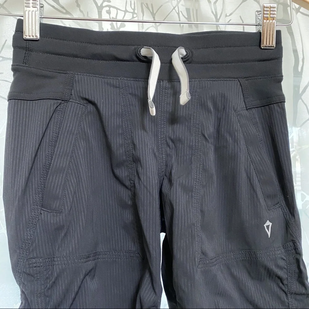 Ivivva Lululemon kids black live to move crop cropped drawstring jogger pants - Picture 5 of 11